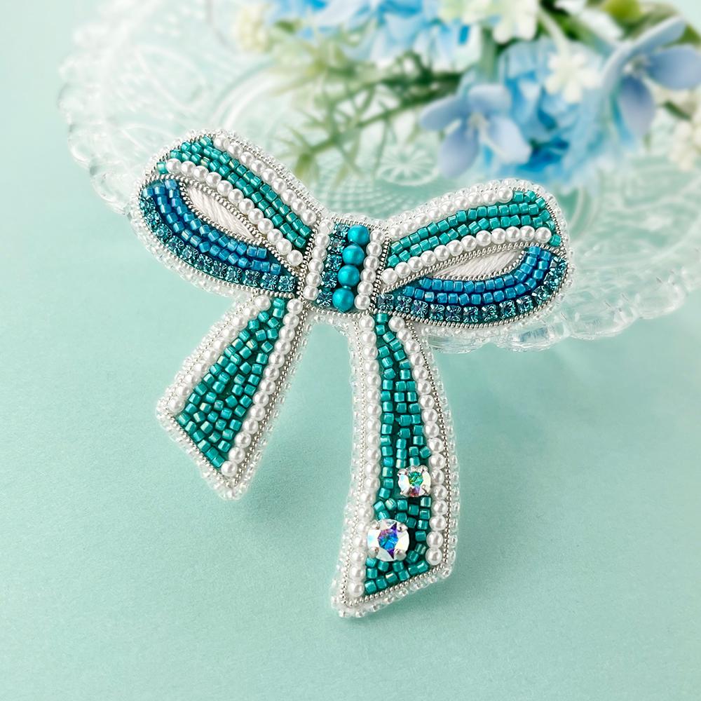 ビーズ刺繍_リボンのブローチ（ターコイズ）